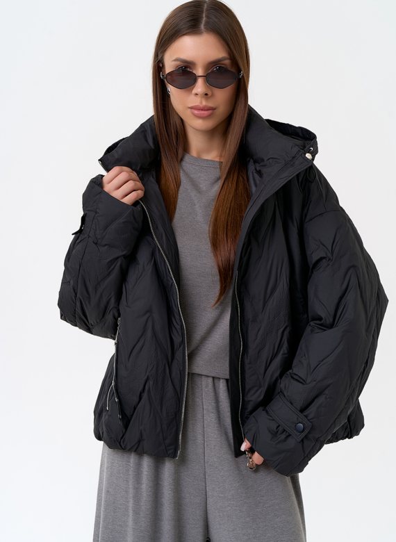 Женская куртка с капюшоном в черном цвете