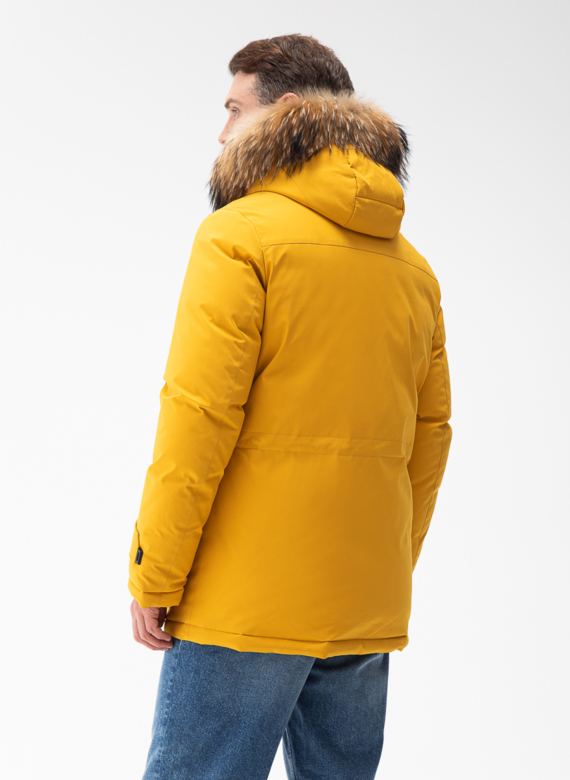 Мужской пуховик с капюшоном из меха енота