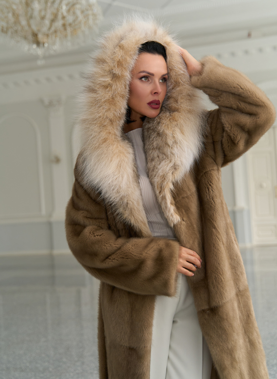 Женская шуба из меха норки с капюшоном из меха рыси