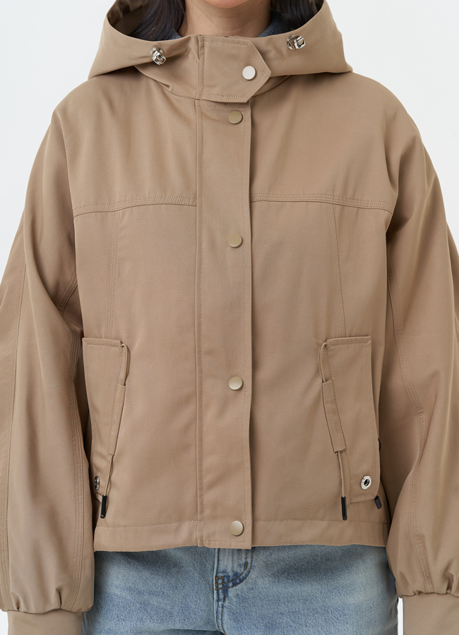 Короткая женская ветровка с капюшоном модель № 30042 универмаг малина