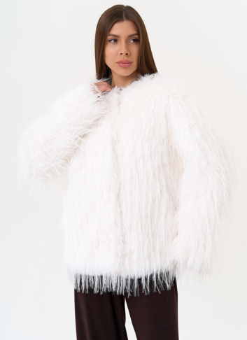 Женская шуба под эко страуса белого цвета