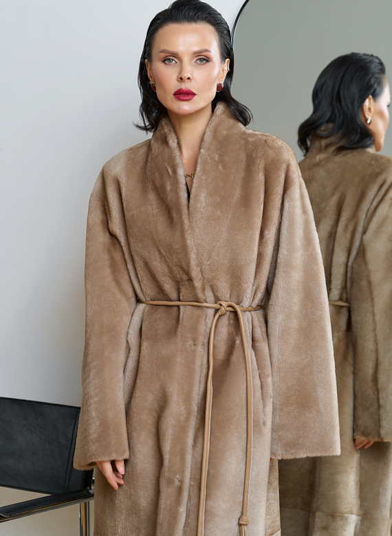 Двухсторонняя женская дубленка с декоративным поясом