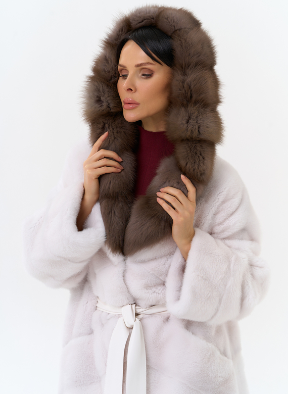 Белая шуба из меха норки с капюшоном из меха куницы