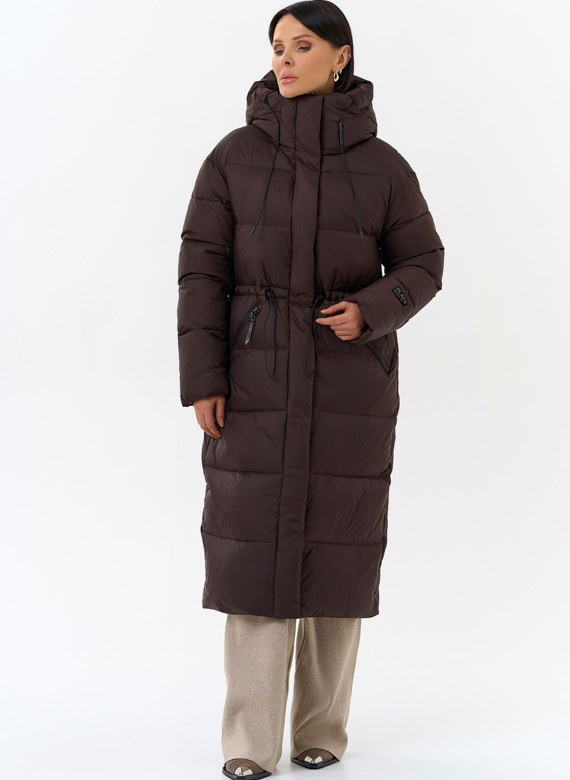 Женский пуховик коричневого цвета с капюшоном